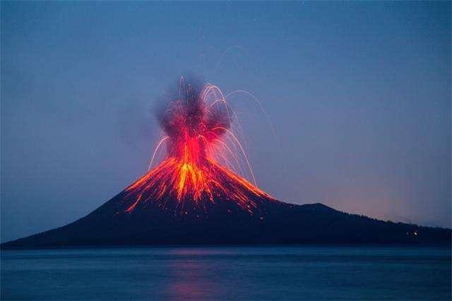 日本火山猛烈喷发，烟雾直冲1600米高空！