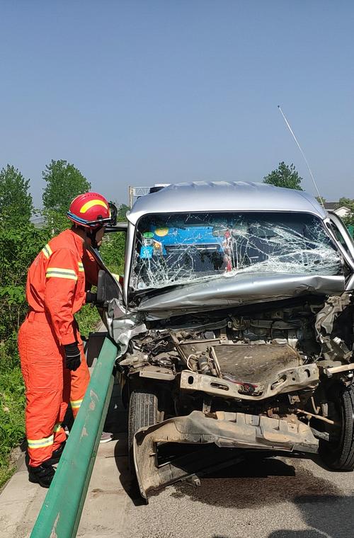 31岁女子在爱丁堡繁忙街道遭面包车撞击，紧急送医救治