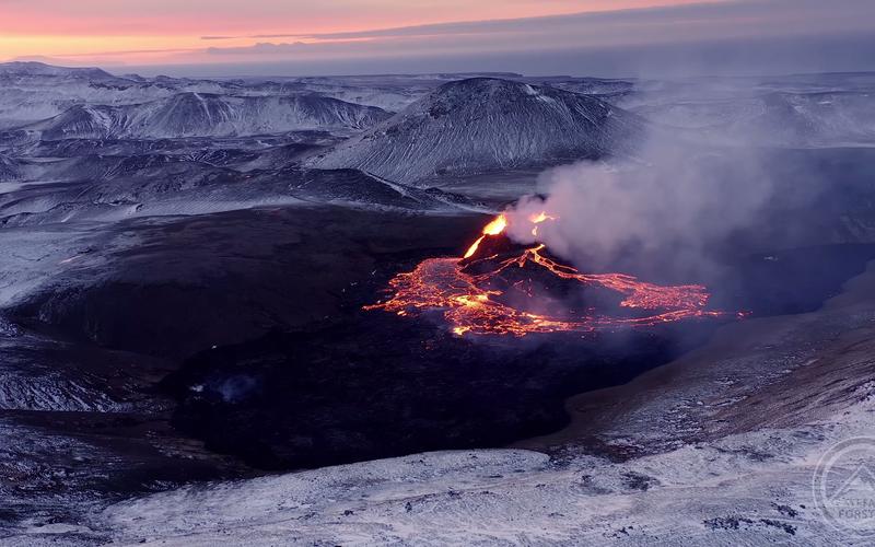 冰岛火山再度爆发，熔岩奔涌而出